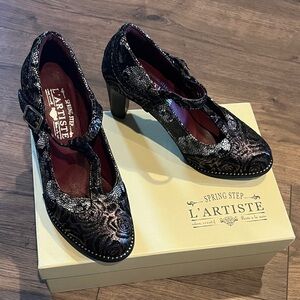 BRAND NEW L'ATISTE Black and Silver Metallic T Strap Heel Shoe size 36 (5.5-6)
